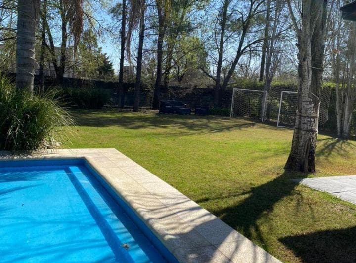 Casa con Dependencia de Servicio en Barrio Privado Rosario - 2