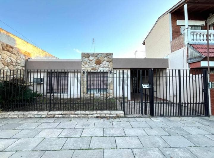 Venta Casa 4 Ambientes con Pileta y Jardin Apta Credito Moron - 3