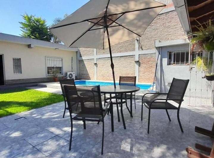 En Venta Casa con Pileta en Isidro Casanova - 2