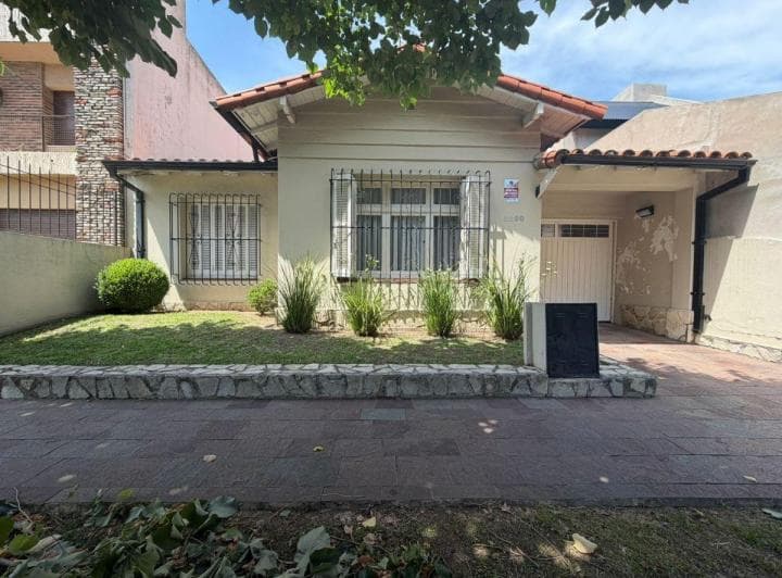 Casa 5 Ambientes con Parque en Castelar - 2