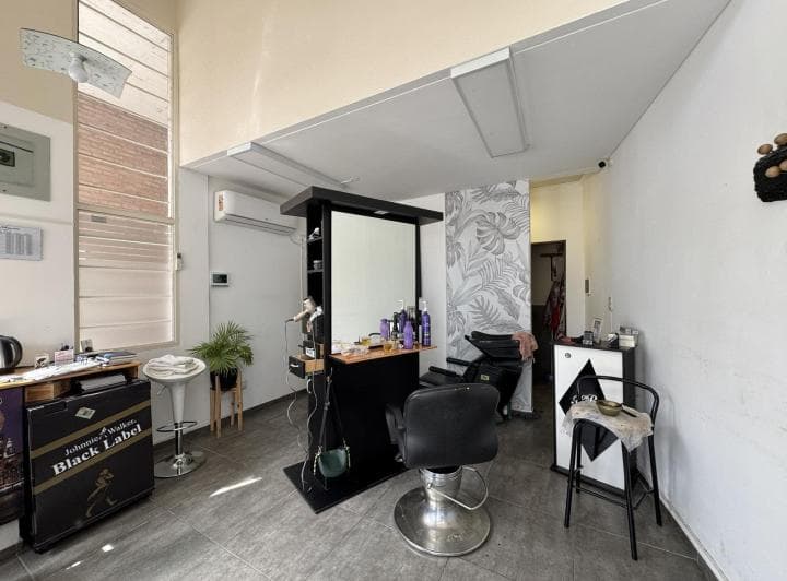 Local en Rosario en Venta Zona Sur Vidriera a La Calle Baño y Kitchenette - 4