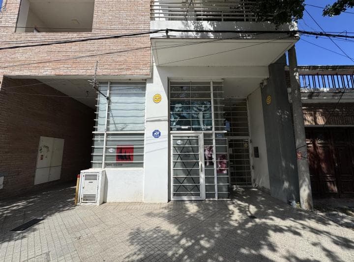 Local en Rosario en Venta Zona Sur Vidriera a La Calle Baño y Kitchenette - 2