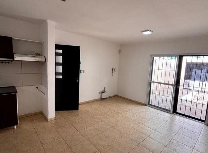 Casa de Pasillo con 90 m² y 2 Dorm., con Patio en Alquiler en Fisherton - 4
