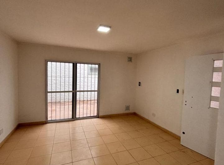 Casa de Pasillo con 90 m² y 2 Dorm., con Patio en Alquiler en Fisherton - 2