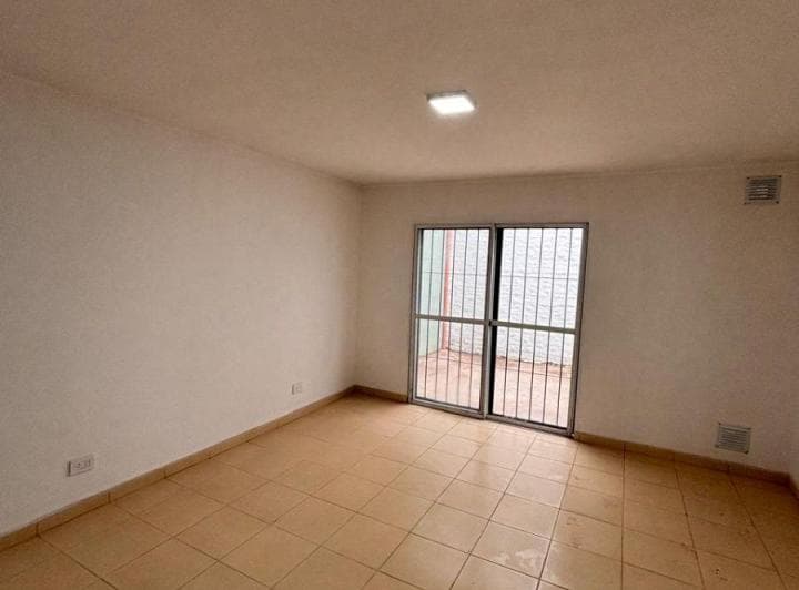Casa de Pasillo con 90 m² y 2 Dorm., con Patio en Alquiler en Fisherton - 5