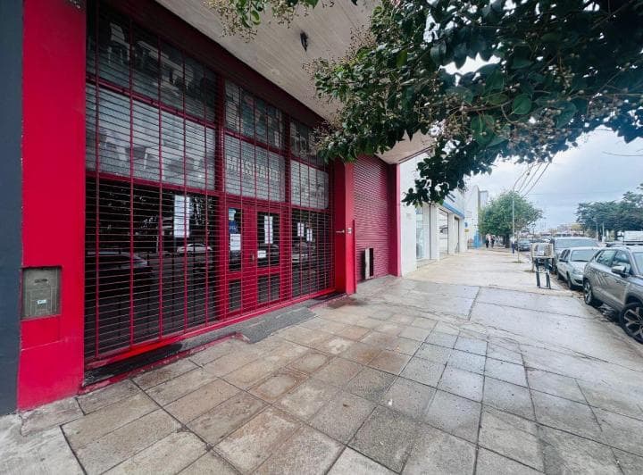 Amplio Local Comercial Sobre Av Juan B Justo - 2