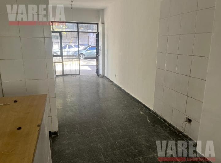Treinta y Tres Orientales 994 Local 3x10 m. Más Patio y Subsuelo. - 2