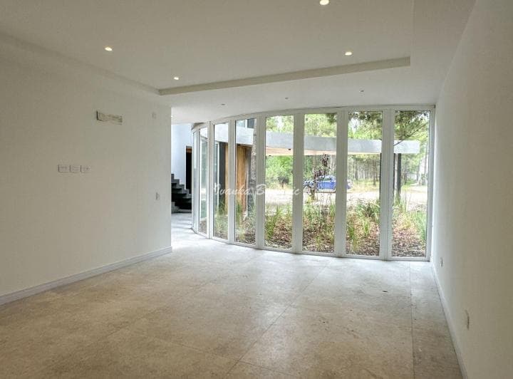 Venta Casa con 303 m² y 4 Dorm. en Barrio Marítimo IV - 2