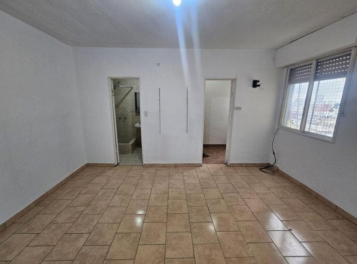 Excelente Oportunidad! Impecable y Luminoso Monoambiente en Piso 14 – Balvanera - 2
