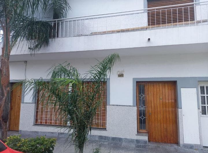 Oficina Para Uso Profesional Y/o Comercial. Planta Baja con Entrada Independiente. - 2