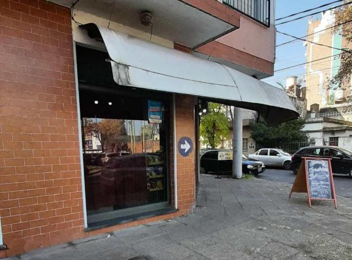 Local Comercial Sobre Esquina - 2