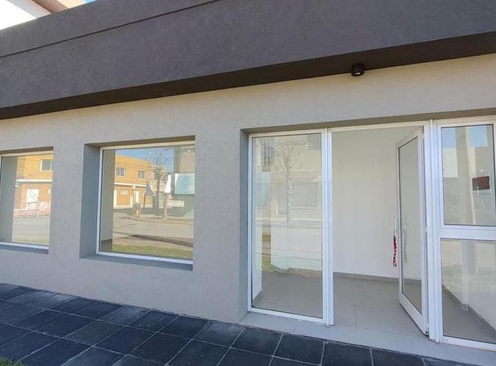 Venta Local a Estrenar Ante Esquina en Lujan - 2