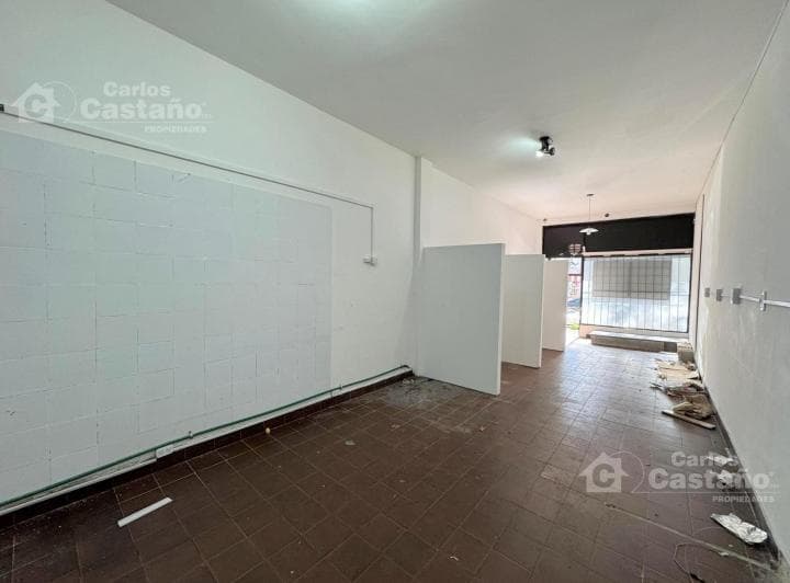 Local de 30 m² con Baño - 2