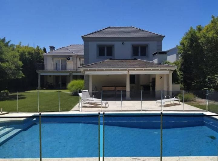 Venta/ Alquiler Oportunidad 4 Dorm. Impecable Casa Sobre Lote Interno. Estilo Clásico. - 2