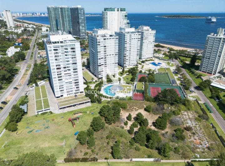 En Venta Apartamento de 2 Dorm. y Medio en Mansa, Punta del Este - 2