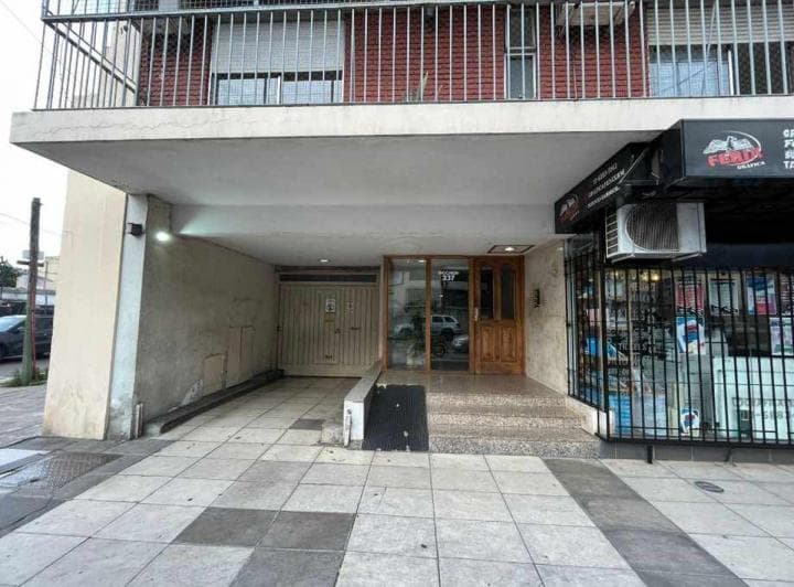 Departamento 3 Ambientes Al Frente con Balcón - 3