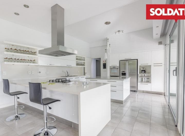 Excelente Casa en Venta/alquiler con Muebles. 5 Suites. Piscina. Golf - 3