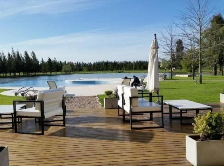 Terreno en Venta - 1.405 m² - Club Miralagos - 5