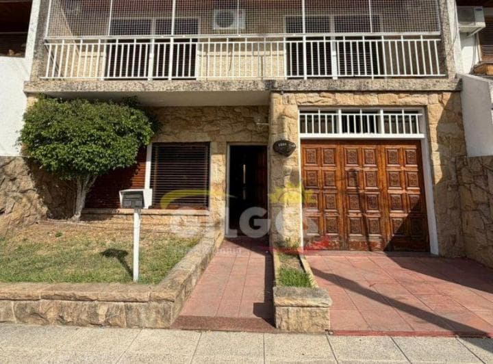 Alquiler Casa 5 Ambientes en Ramos Mejia con Patio y Cochera Cubierta Ideal Vivienda o Uso Comercial - 2
