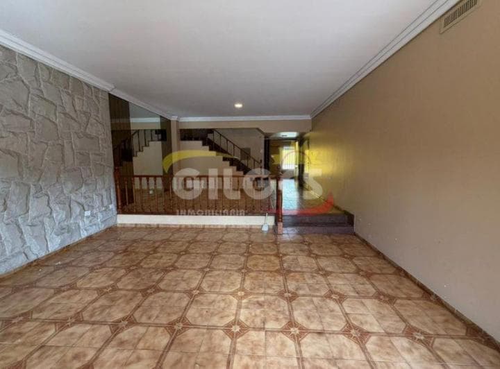 Alquiler Casa 5 Ambientes en Ramos Mejia con Patio y Cochera Cubierta Ideal Vivienda o Uso Comercial - 4