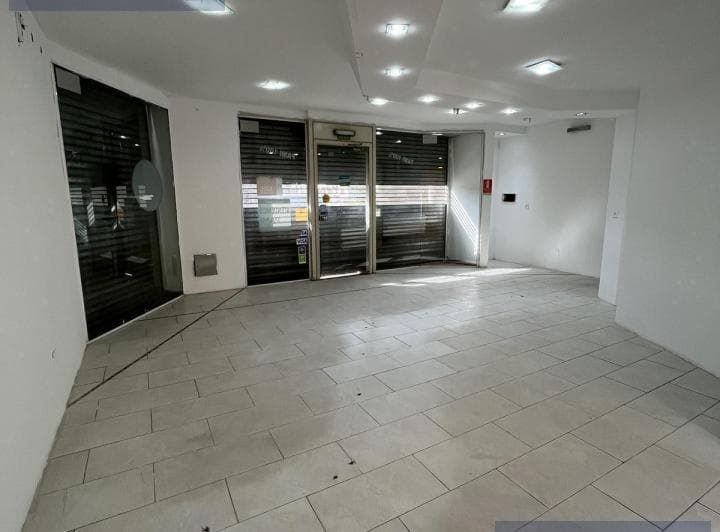 Importante Local Comercial con 5 Consultorios y Amplio Playón de Estacionamiento | Av Mosconi - 2
