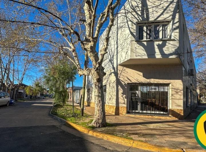 Venta de 3 Locales en Pb y 3 Deptos 3 Amb Pa - Bella Vista - 2