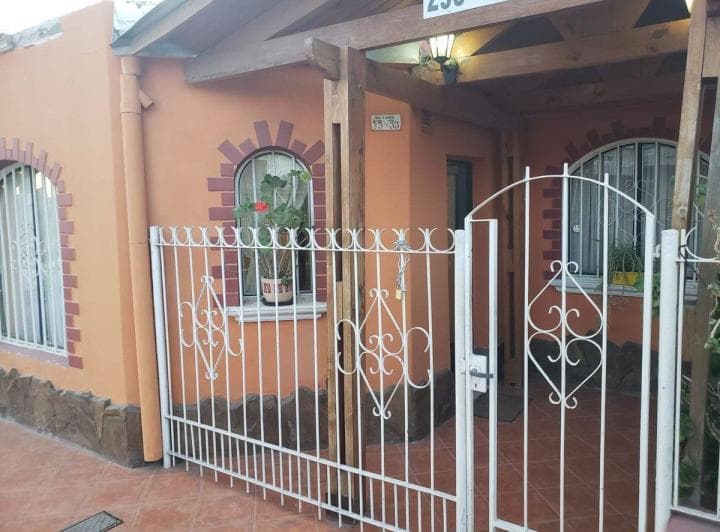 Venta Casa Tres Dorm. con Dpto - 2