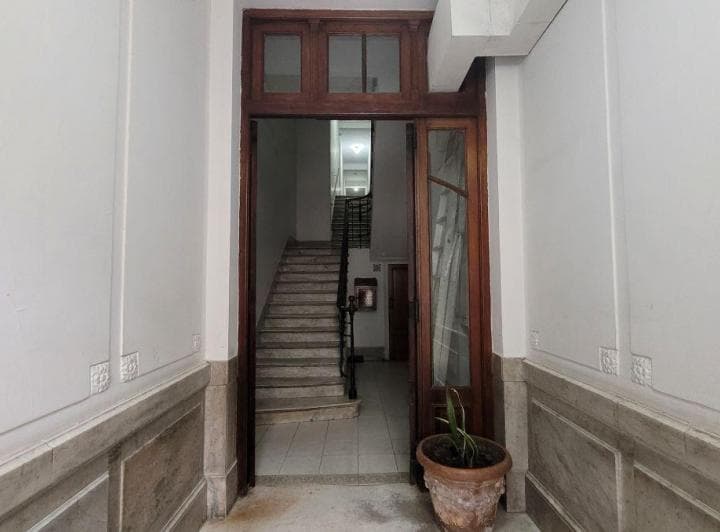 Excelente Monoambiente en Primer Piso por Escalera con Patio 2 Baños - 2
