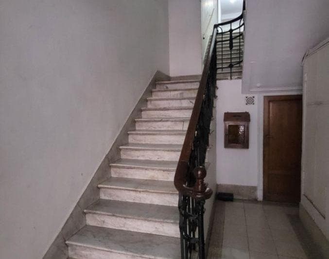 Excelente Monoambiente en Primer Piso por Escalera con Patio 2 Baños - 4