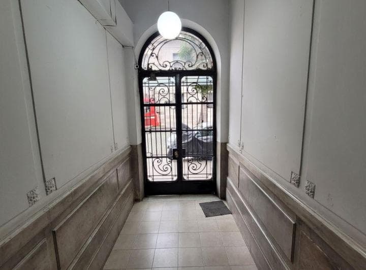 Excelente Monoambiente en Primer Piso por Escalera con Patio 2 Baños - 3