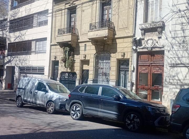 Hermoso PH de Estilo Sin Expensas con Cochera y Terraza a m del Parque Centenario - 2