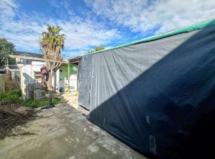 Venta - Casa a Reciclar de 2 Dorm. con Cochera y Jardin - Barrio Belgrano - 5