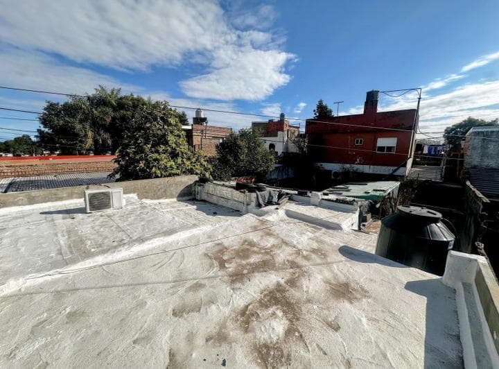 Venta - Casa a Reciclar de 2 Dorm. con Cochera y Jardin - Barrio Belgrano - 4