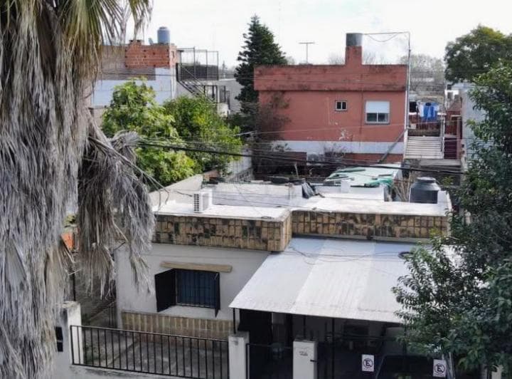 Venta - Casa a Reciclar de 2 Dorm. con Cochera y Jardin - Barrio Belgrano - 2
