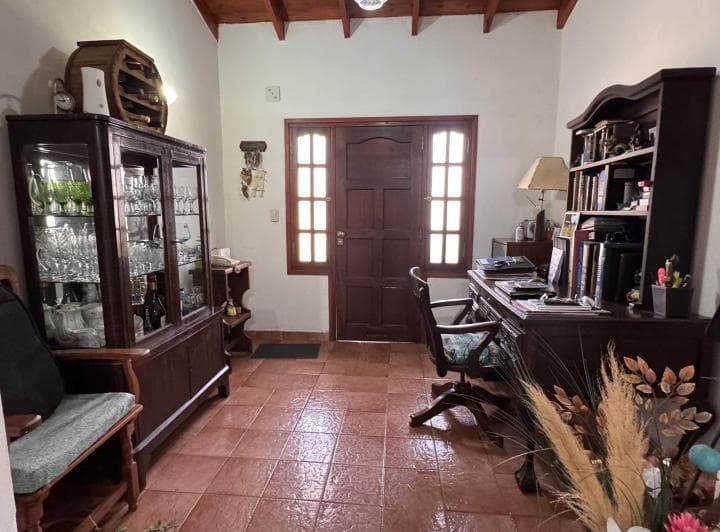 Clásico Chalet en Venta 3 Ambientes con Jardín y Garaje, Rauch - 4