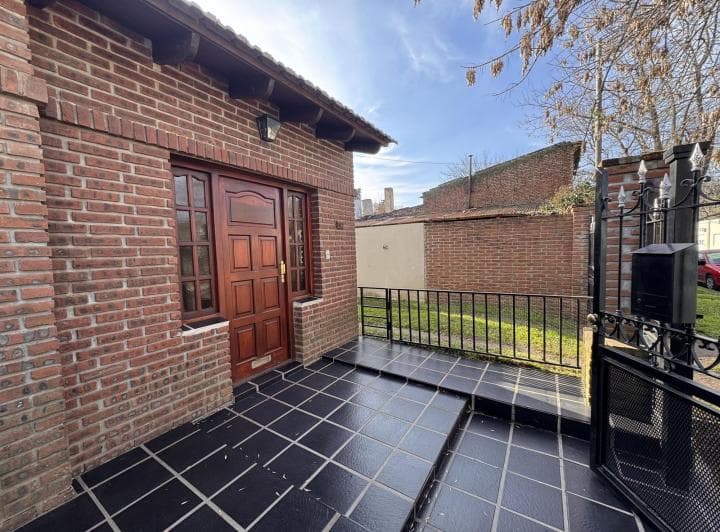 Clásico Chalet en Venta 3 Ambientes con Jardín y Garaje, Rauch - 3