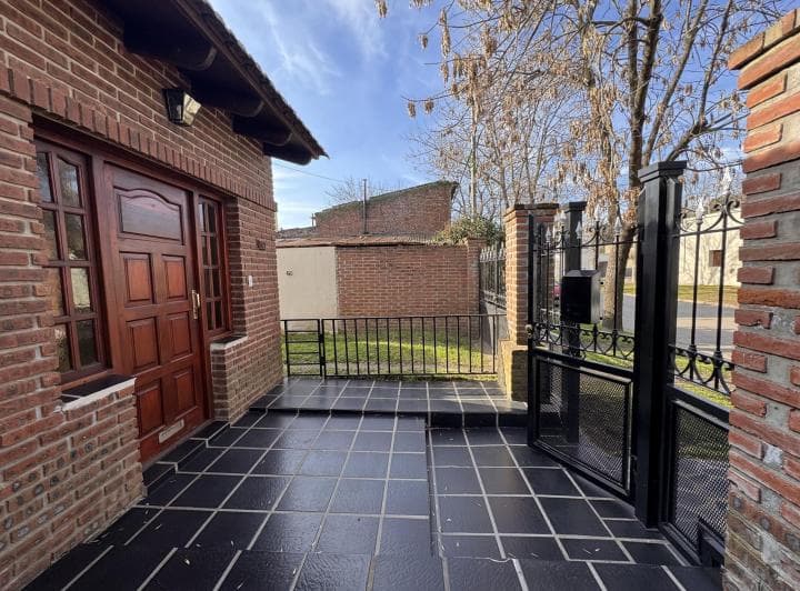 Clásico Chalet en Venta 3 Ambientes con Jardín y Garaje, Rauch - 2