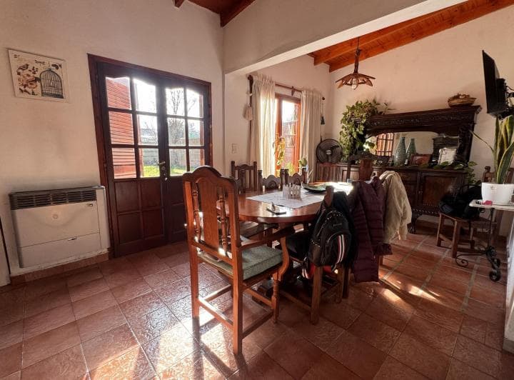 Clásico Chalet en Venta 3 Ambientes con Jardín y Garaje, Rauch - 5