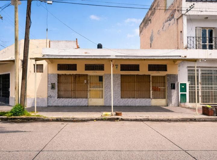 En Venta Locales Comerciales en Moreno y Maipu - 2