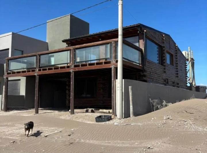 Casa en Venta - 5 Dorm. 3 Baños - Claromecó - 2