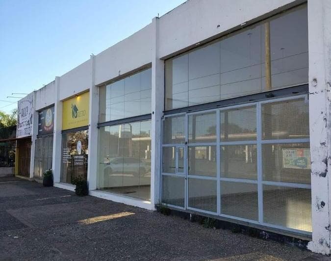 Alquiler Local Comercial Sobre Bodereau. Vidriera Doble Altura y Estacionamiento! - 2