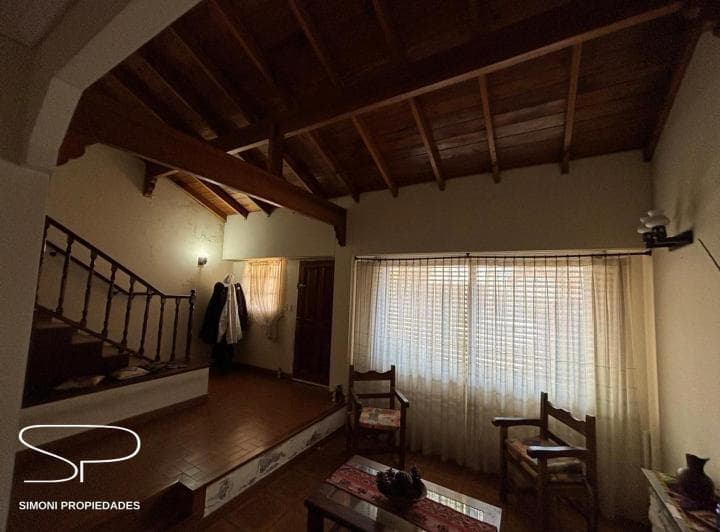 Hermoso Chalet de 4 Ambientes. Excelente Ubicación - 2