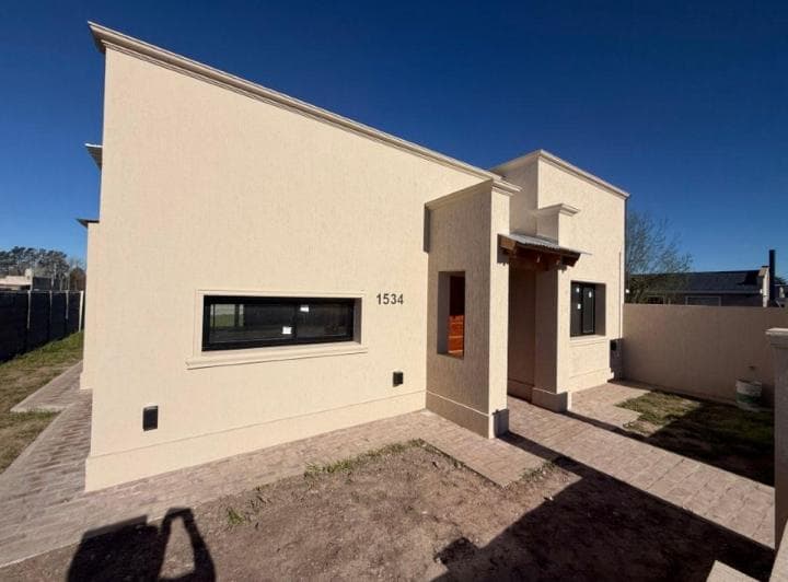 Casa 2 Dorm. a Estrenar! - Calle Sargento Cabral (15) N° 1534 E/ 34 y 36 – General Belgrano - 3