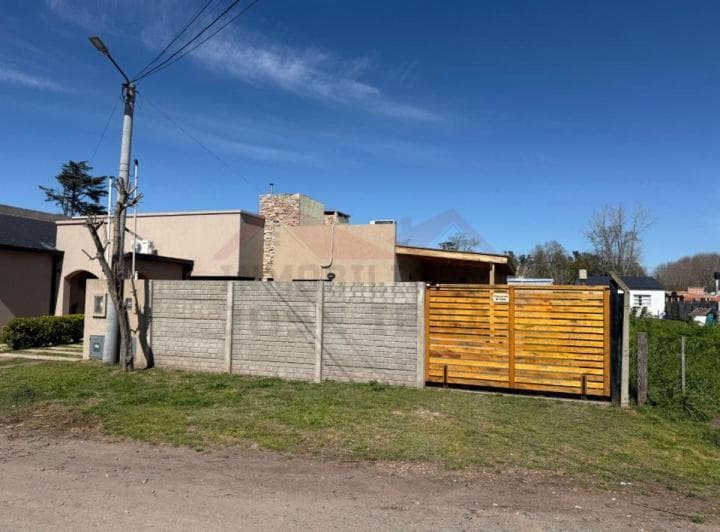 Casa 1 Dormitorio con Pileta. - Calle 60 E/ Las Tropas y 135, Barrio Parque – General Belgrano - 2
