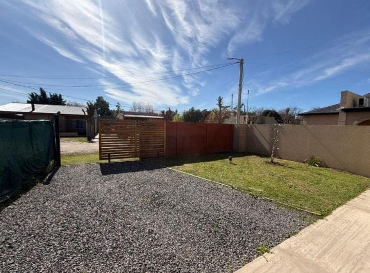 Casa 1 Dormitorio con Pileta. - Calle 60 E/ Las Tropas y 135, Barrio Parque – General Belgrano - 5