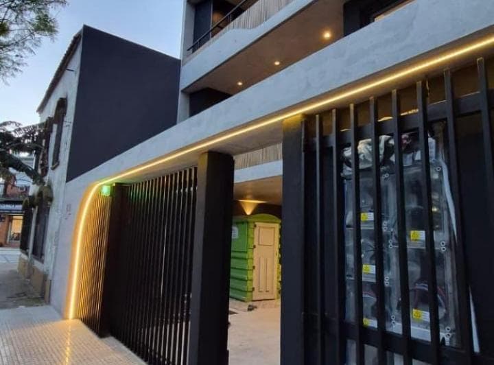 Departamento de 60 m² con 1 Dormitorio en Alquiler en S. Isidro. Fte a Plaza. Cochera y Terraza Ppia - 2