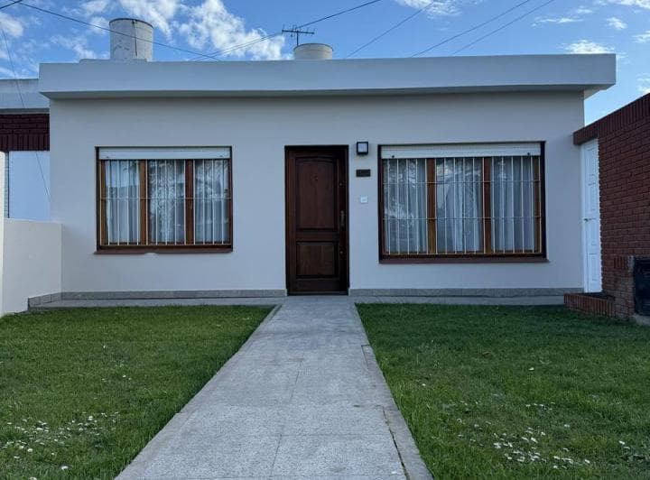 Casa Tres Ambientes. San Salvador 9200. Venta. - 2