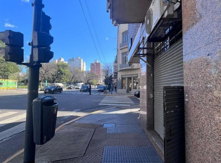 Local Comercial en Plena Av en Venta o Alquiler - Av San Juan 600 - 2