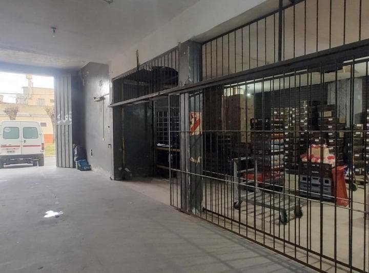 Local / Galpón en Esquina en Venta – 300 m² – Doble Acceso, Montacargas y Cámara Frigorífica - 3