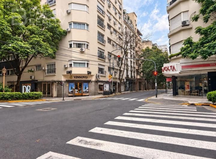 Local Comercial en Esquina, en Alquiler Zona Recoleta - 2